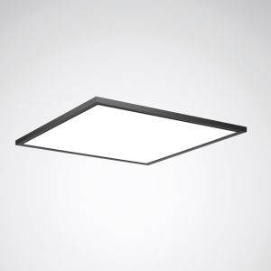 Ein quadratisches, flaches LED-Panel in einem schwarzen Rahmen, leuchtet hell und ist an einer Decke montiert. Minimalistisches Design.