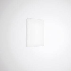 Ein weißes Buch hängt schwebend an einer weißen Wand. Es symbolisiert Minimalismus und Konzeptkunst durch seine Einfachheit.