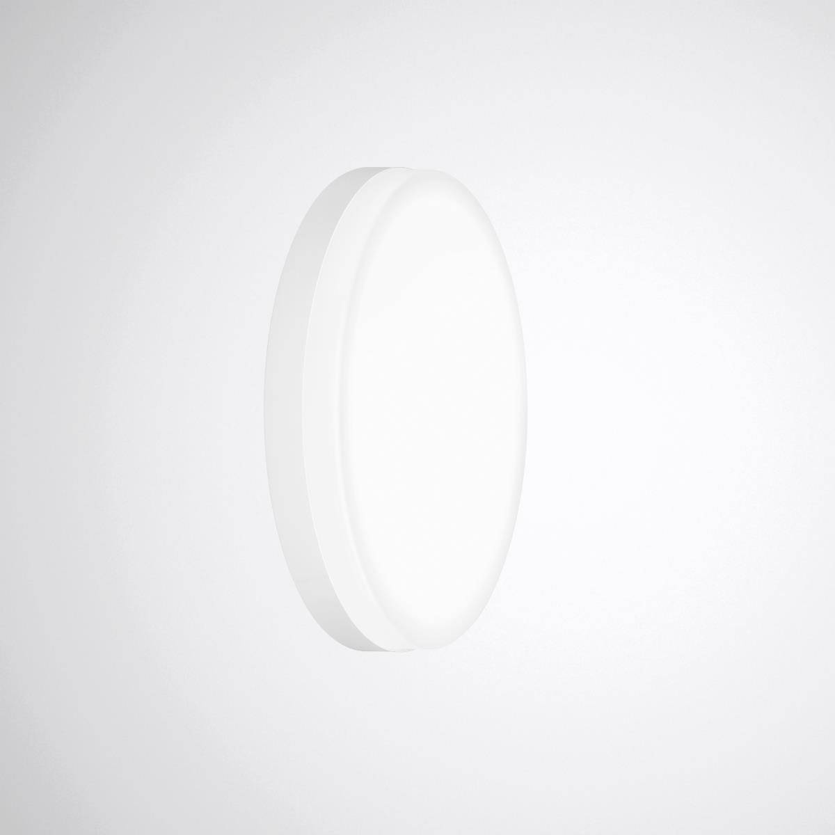 An der weißen Wand ist ein rundes, weißes LED-Licht angebracht, das eine moderne und minimalistische Beleuchtungslösung darstellt.