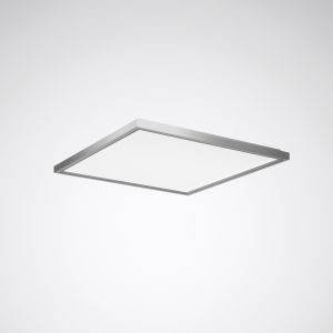 Eine minimalistische, quadratische Deckenleuchte mit silbernem Rahmen, die sanftes, diffuses Licht spendet, vor grauem Hintergrund.