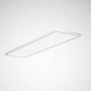 Rechteckige LED-Deckenleuchte in einem minimalistischen Raum. Sie ist weiß und beeindruckt durch ihr schlichtes, modernes Design.