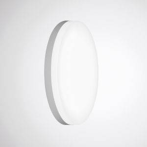 Eine ovale, weiße Wandlampe leuchtet gleichmäßig in einem minimalistisch gestalteten Raum.