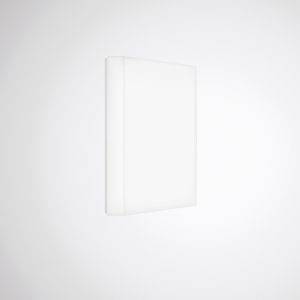 Ein schlichtes, quadratisches, weißes Objekt mit minimalem Design an einer weißen Wand.