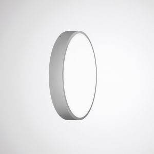 Eine runde, moderne Deckenleuchte mit weißem Leuchtschild, an einer weißen Wand montiert.