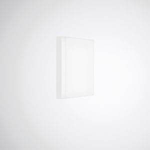 Ein weißes, rechteckiges Buch, das in einem minimalistischen, weißen Raum schwebt.