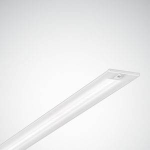 Eine weiße, rechteckige Deckenleuchte mit glattem Design hängt schräg in einer grauen Umgebung.