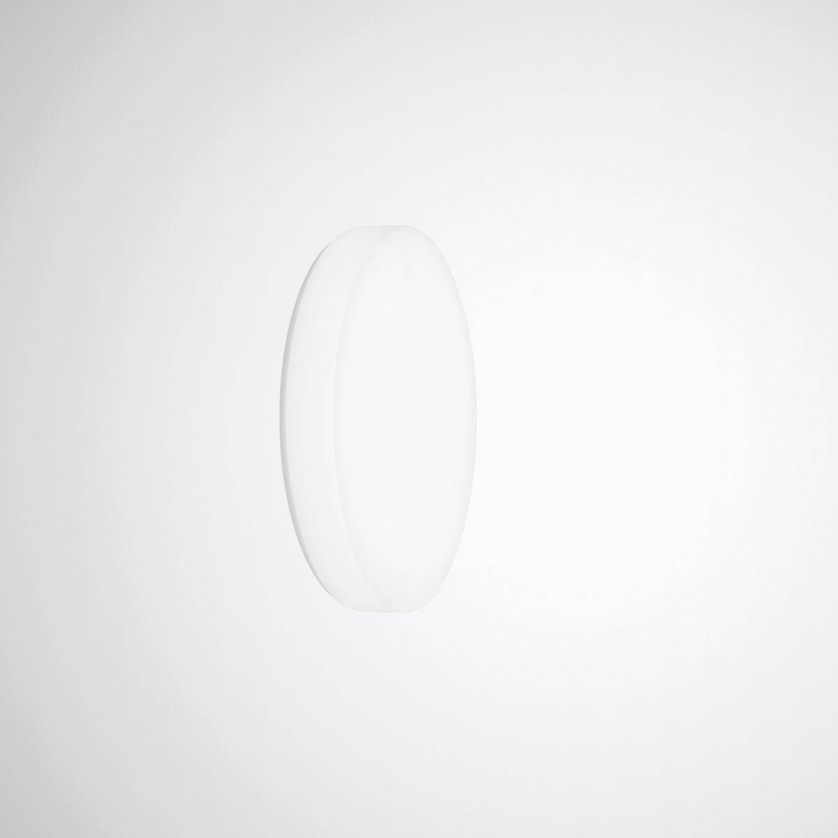 Ein schlichtes, ovales, weißes Objekt auf weißem Hintergrund, möglicherweise ein minimalistisch gestalteter Gegenstand oder Dekor.