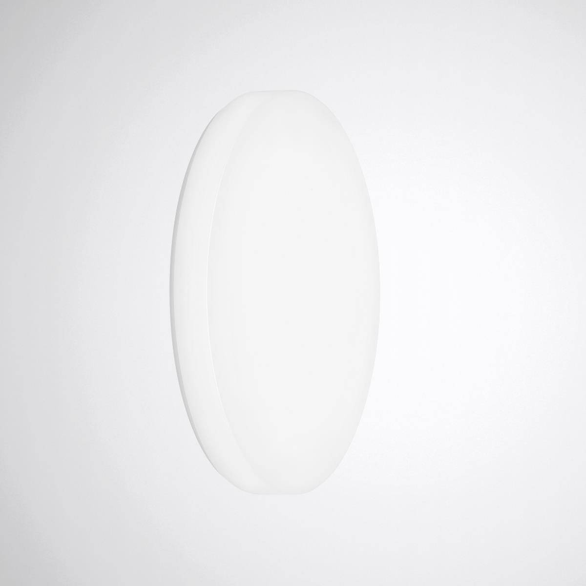 Ein weißes, ovales LED-Wandlicht mit glatter Oberfläche vor neutralem Hintergrund. Geeignet für moderne Innenräume.