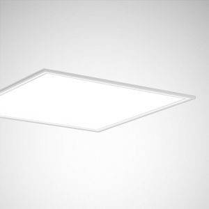 Ein quadratisches LED-Panel an der Decke leuchtet hell und gleichmäßig, sorgt für moderne Beleuchtung in einem Innenraum.