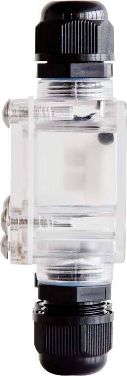 Ein transparenter Plastikanschluss mit schwarzen Schraubverbindungen an beiden Enden, möglicherweise für Kabelverbindungen.