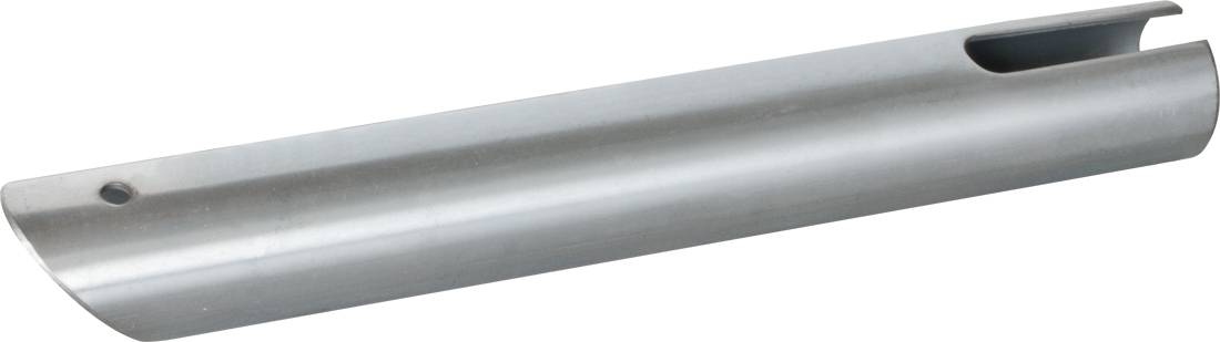Nahaufnahme eines silbernen Metallzylinders oder einer Röhre mit einem ausgeschnittenen Schlitz und einem abgerundeten offenen Ende, dargestellt auf weißem Hintergrund.