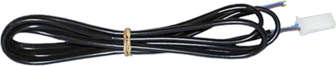 Ein langes, schwarzes Elektrokabel mit einem weißen Stecker am Ende. Das Kabel ist mehrfach gewickelt und wird von einem Band zusammengehalten.