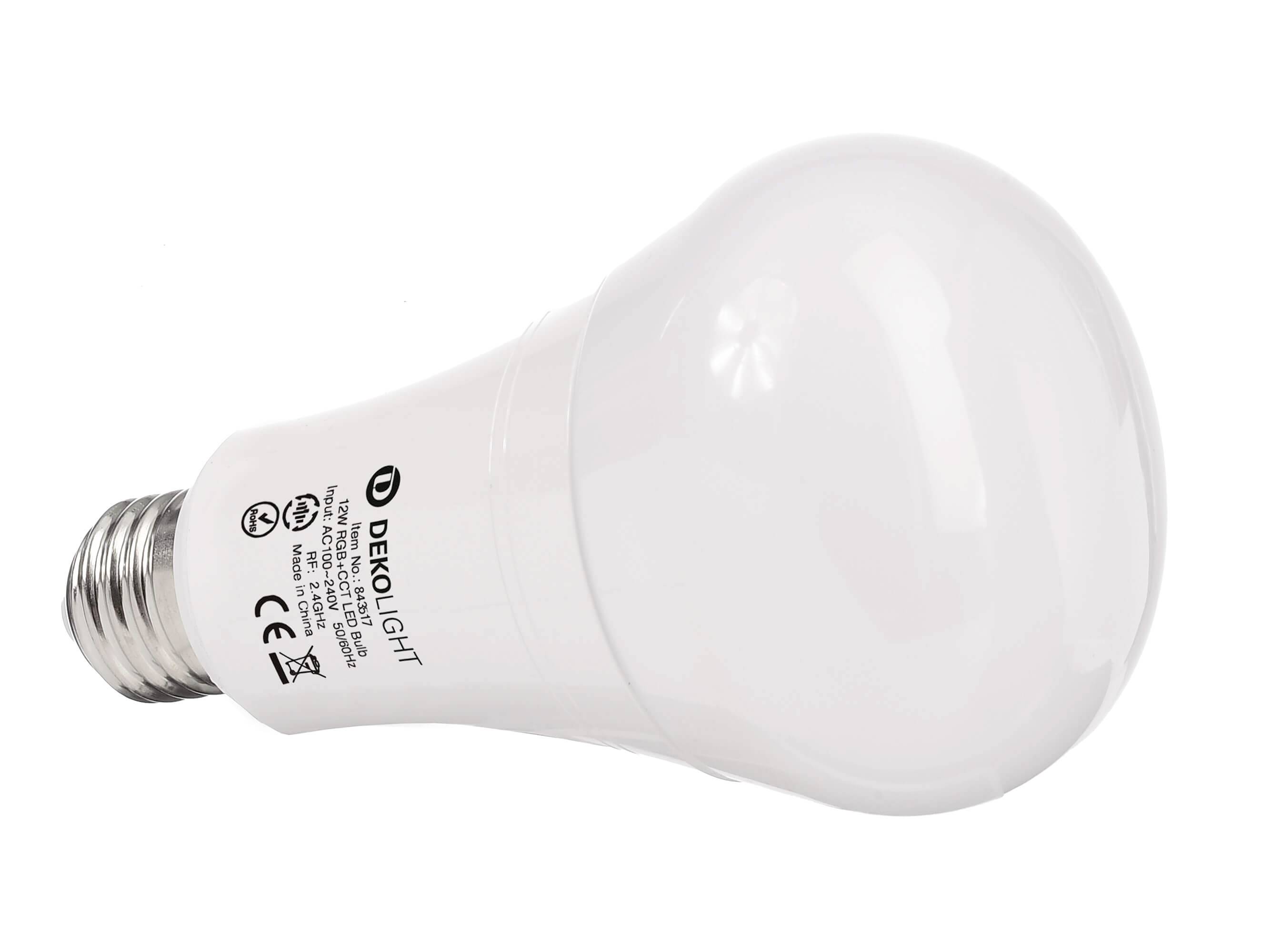 Eine LED-Glühbirne der Marke Dekolight, energieweffizient, mit E27-Sockel und Aufdrucken zu technischen Spezifikationen und Zertifizierungen.