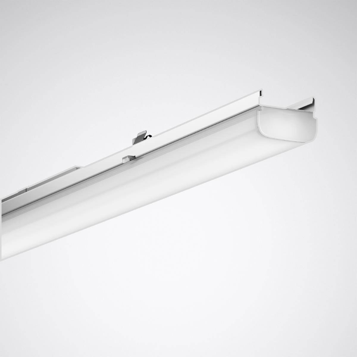 Eine weiße lineare Deckenleuchte, horizontal an einer weißen Decke montiert. Sie hat ein schlichtes, modernes Design.
