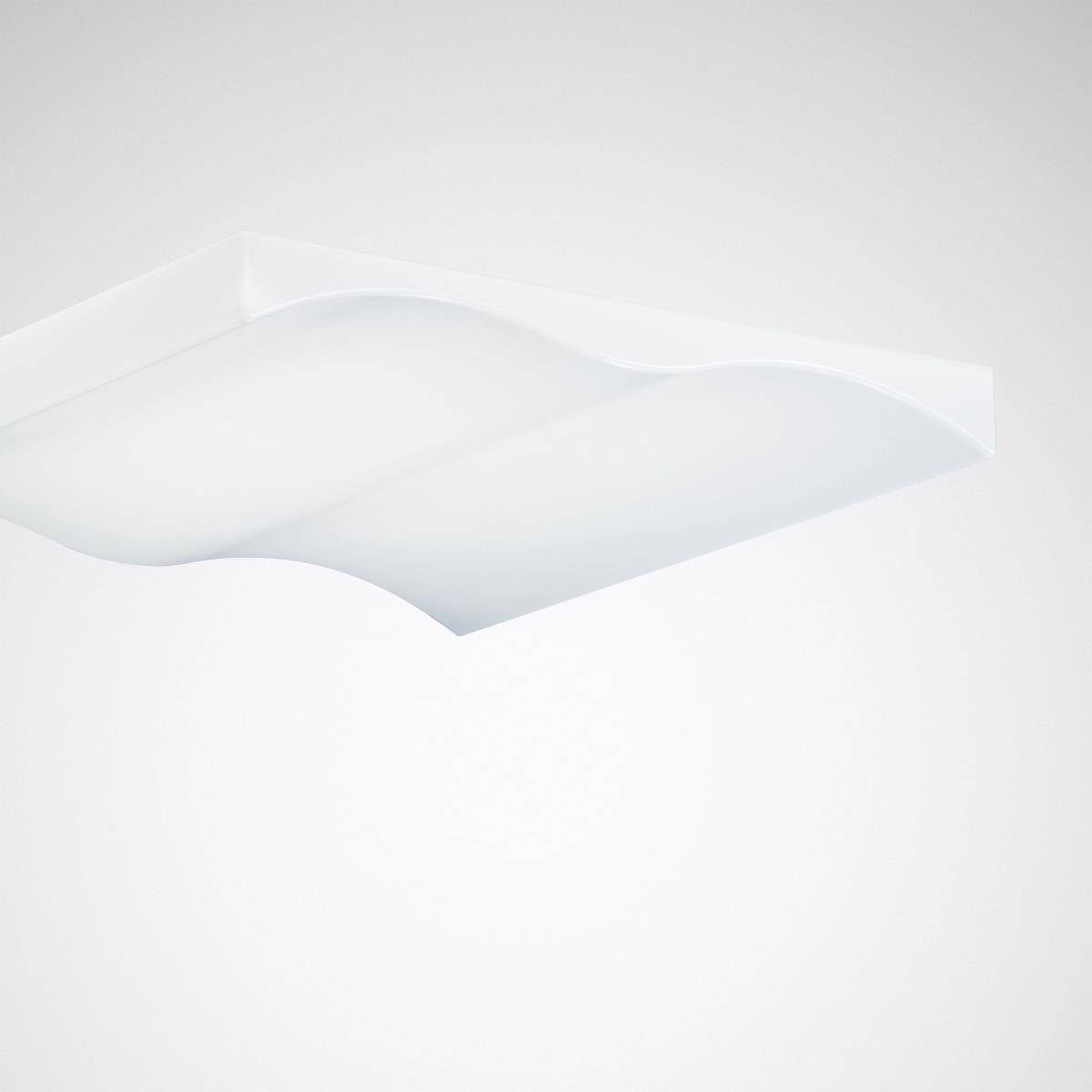 Eine weiße, wellenförmige Deckenleuchte vor neutralem Hintergrund. Minimalistisches Design, betont durch geschwungene Linien.