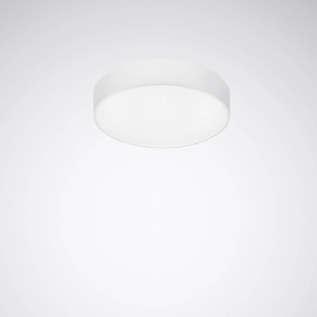 Eine runde, weiße Deckenleuchte mit schlichtem, modernem Design, leuchtet dezent in einem ansonsten leeren Raum.