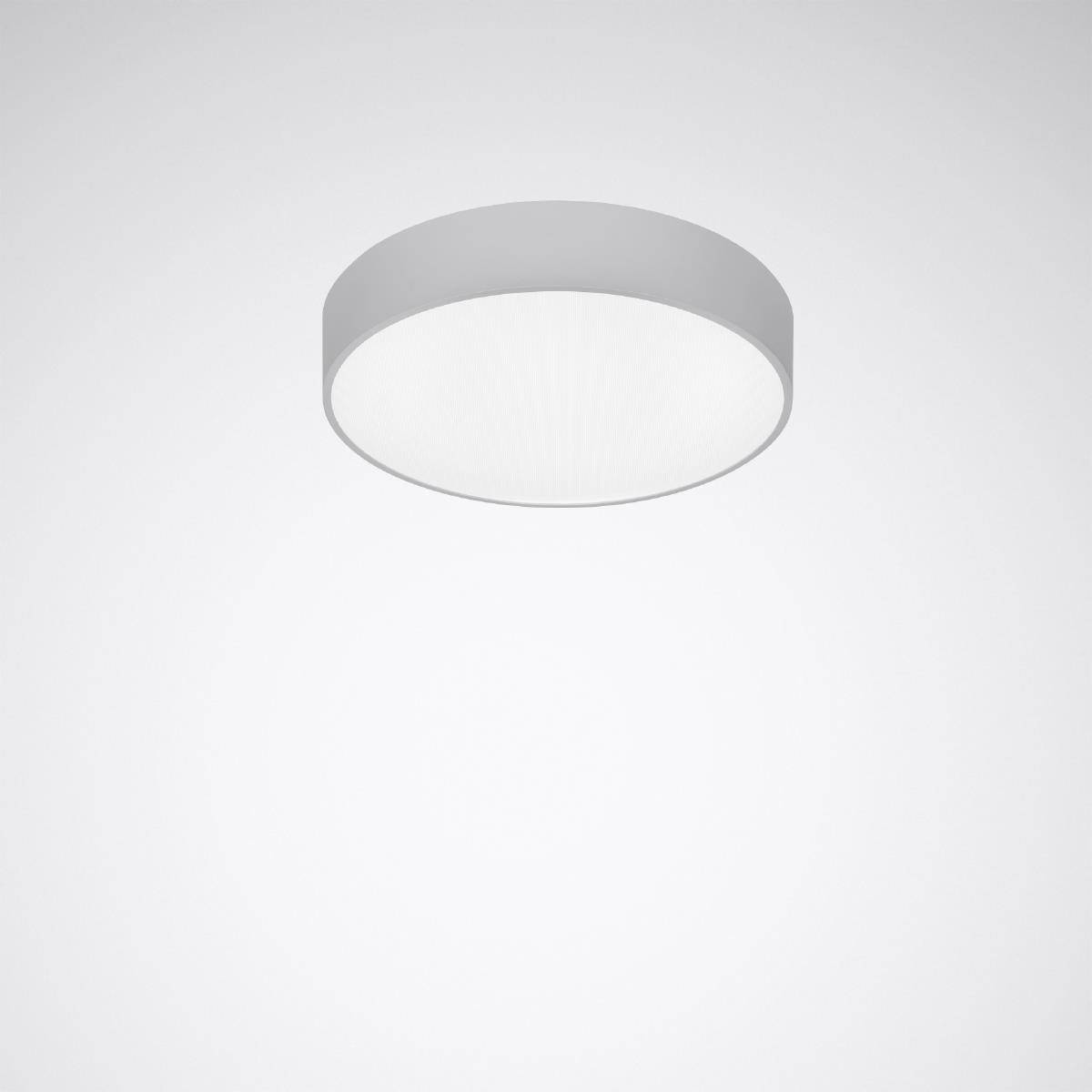 Weiße, runde Deckenleuchte vor grauem Hintergrund. Die Leuchte ist eingeschaltet und verbreitet ein diffuses, gleichmäßiges Licht.