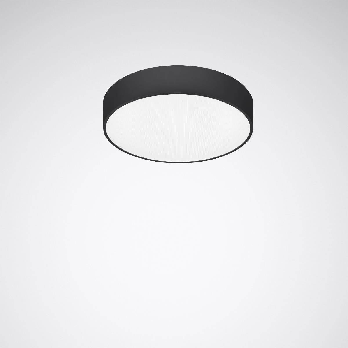 Eine runde Deckenlampe mit schwarzem Rahmen strahlt gleichmäßiges, diffuses Licht aus. Sie ist schlicht und modern gestaltet.