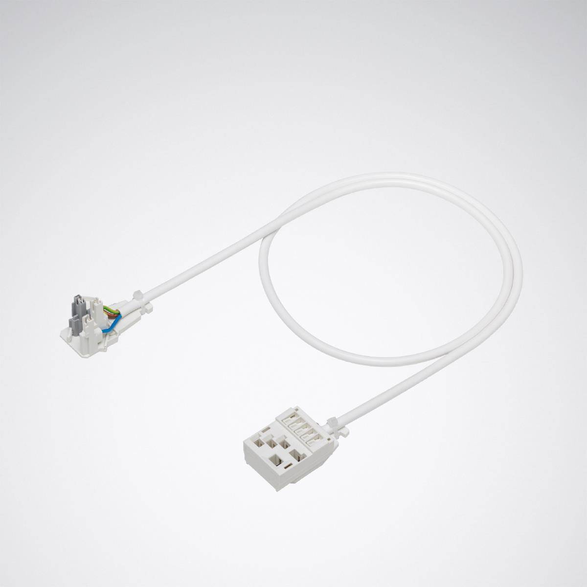 Ein weißes Kabel mit einem Stecker auf der einen Seite und einer Buchse auf der anderen, vor einem grauen Hintergrund.