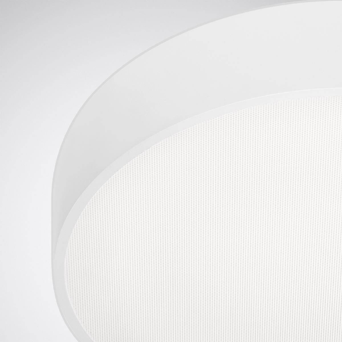 Ein runder, weißer Lautsprecher an einer weißen Decke montiert, mit einem minimalistischen Design und feinem Gittermuster.