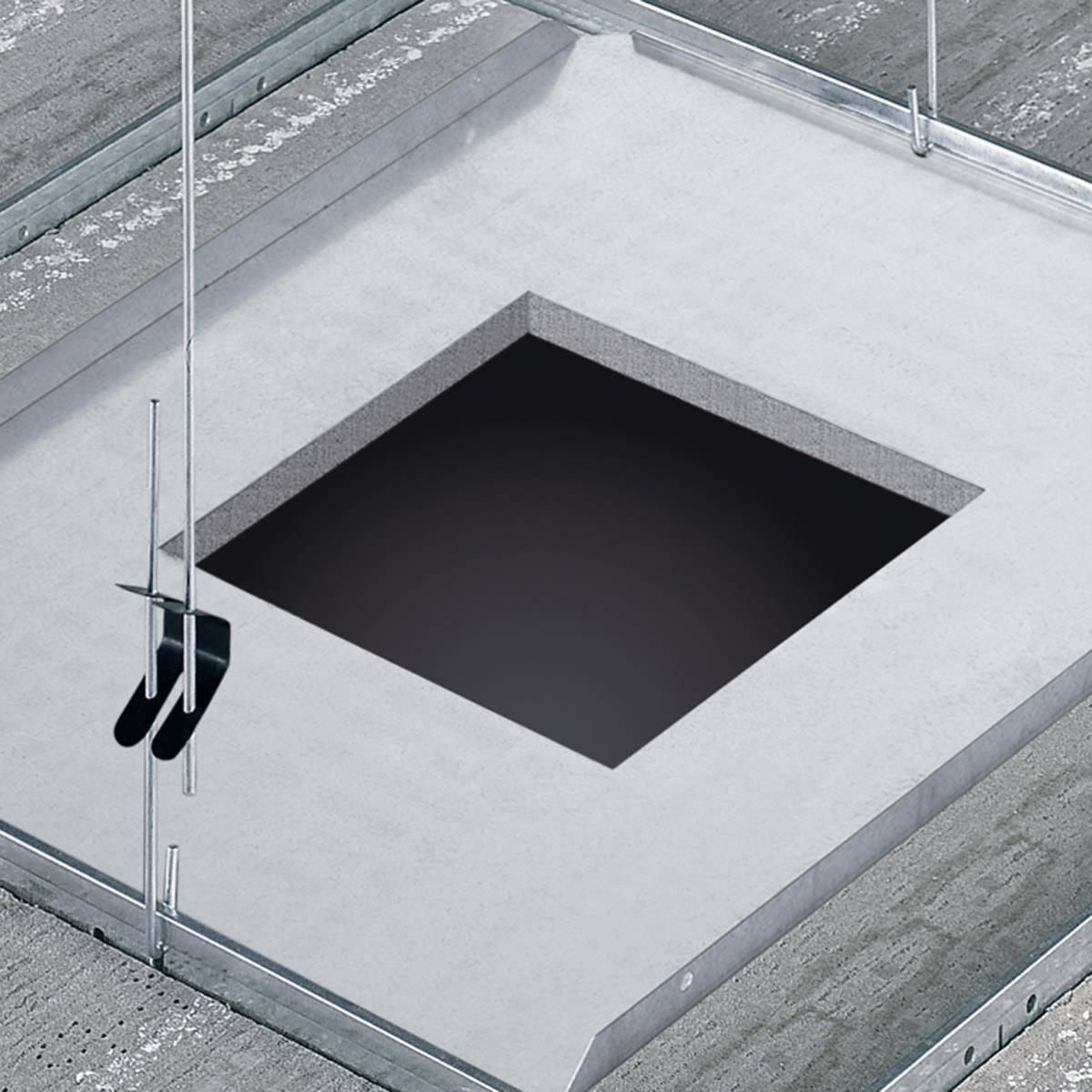 Ein rechteckiges Loch in einem grauen Dach mit zwei hängenden Sicherheitsseilen, umgeben von Metallrahmen.