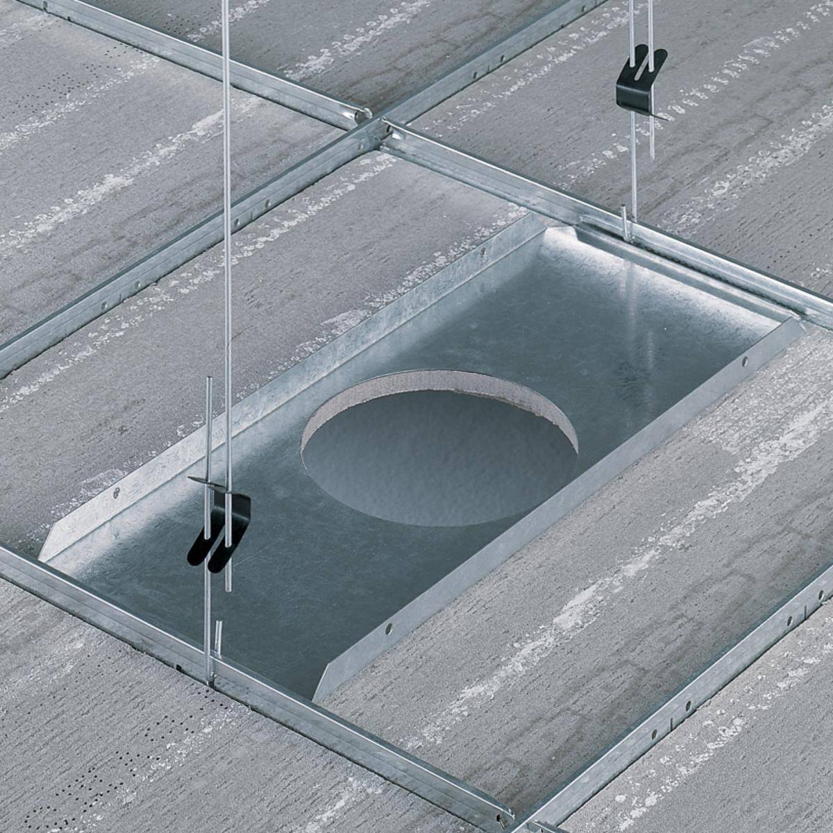 Metallplatte mit rundem Ausschnitt, hängt an Drahtseilen unter einer Betondecke, Teil eines Installationssystems.