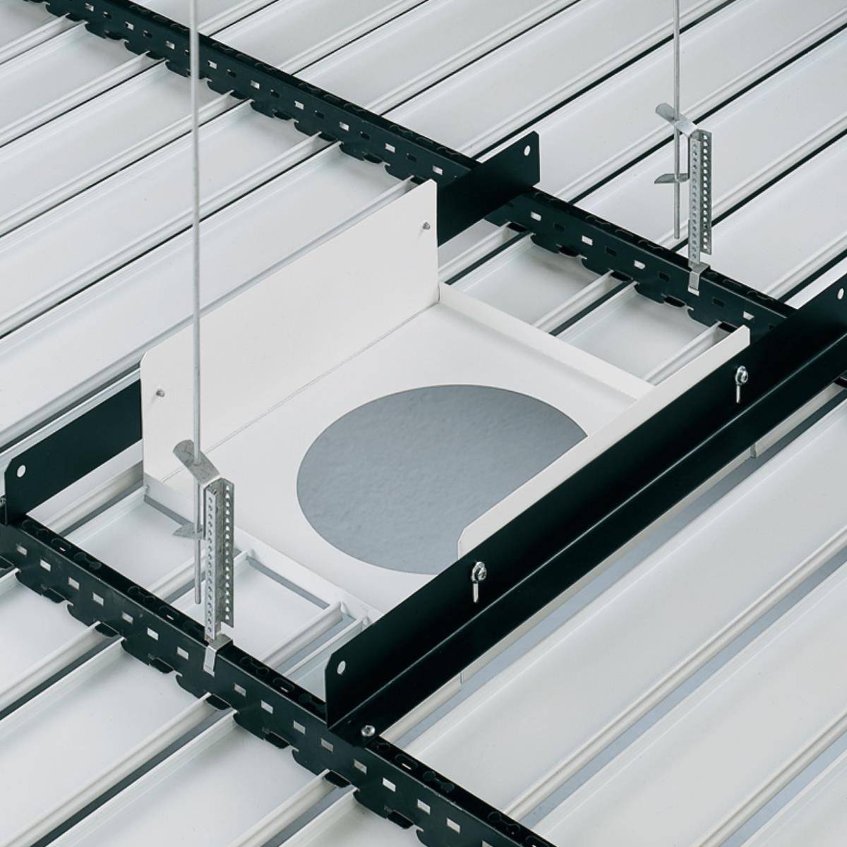 Montagesystem an einer Decke mit Halterungen und Kabeln, zeigt Installationstechnik auf Metallprofilen.