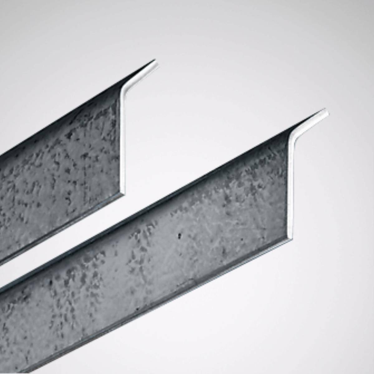 Zwei stählerne Winkelprofile in L-Form auf hellgrauem Hintergrund, diagonal angeordnet.