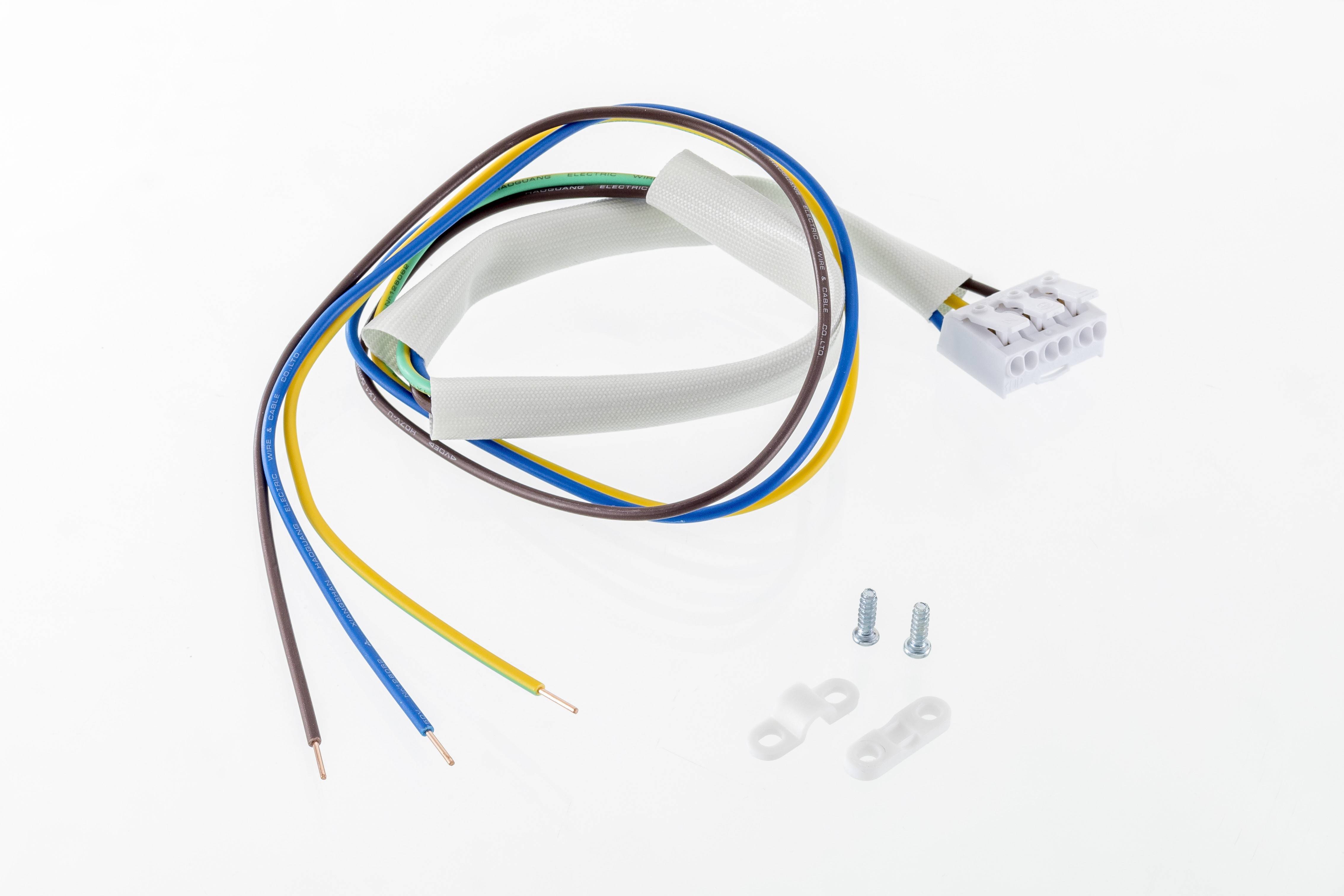 Ein dreipoliges Kabel mit mehreren Drähten und einem Kunststoffstecker, daneben zwei kleine Schrauben und Kunststoffteile auf weißem Hintergrund.