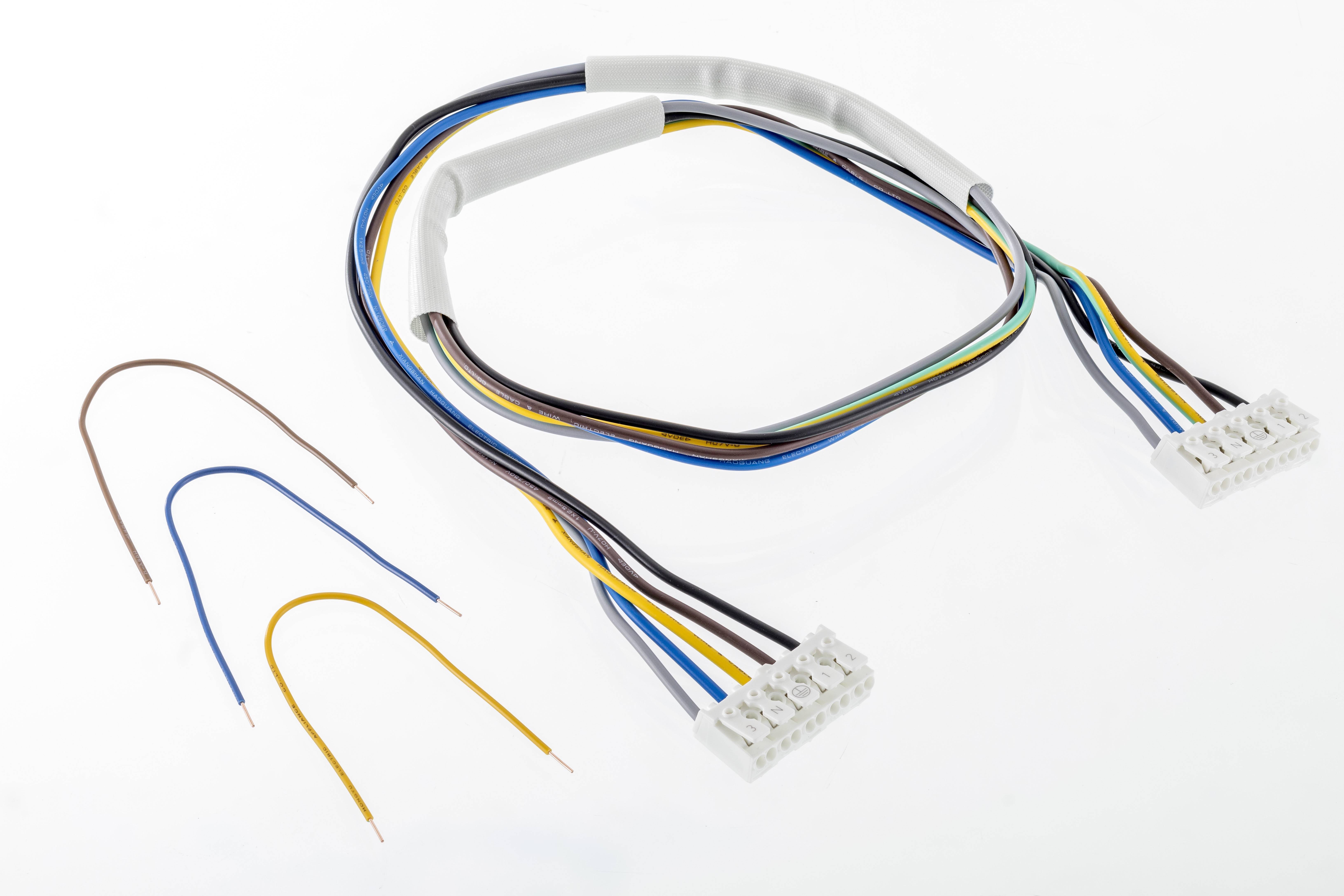 Kabelbaum mit mehreren farbigen Drähten und zwei Steckverbindern, daneben drei separate, gebogene, farbige Drähte.