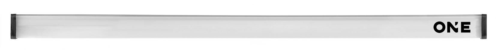 Silberfarbene Metallstange mit schwarzer Schrift 'ONE' auf der rechten Seite.