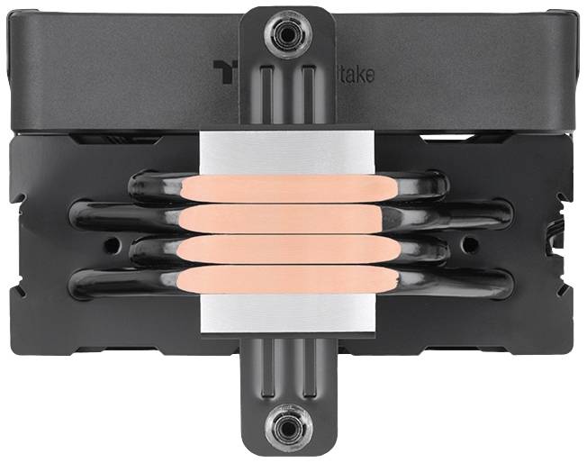 Kühlkörper mit Kupfer-Heatpipes und Aluminiumlamellen eines PC-Prozessorkühlers. Vorderansicht, Fokus auf Wärmeableitungskomponenten.