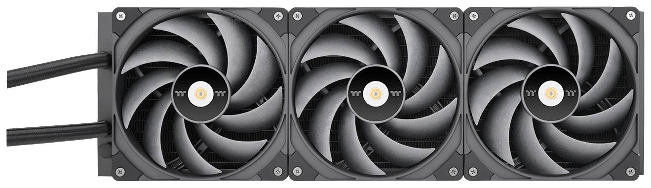 Drei nebeneinander montierte schwarze PC-Lüfter, jeder mit einem zentralen goldenen Symbol. Sie sind horizontal angeordnet.