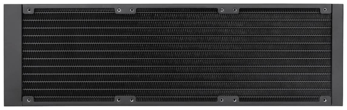 Ein rechteckiger schwarzer Radiator mit vielen parallelen Lamellen, verwendet in Computer-Kühlsystemen zur Wärmeableitung.