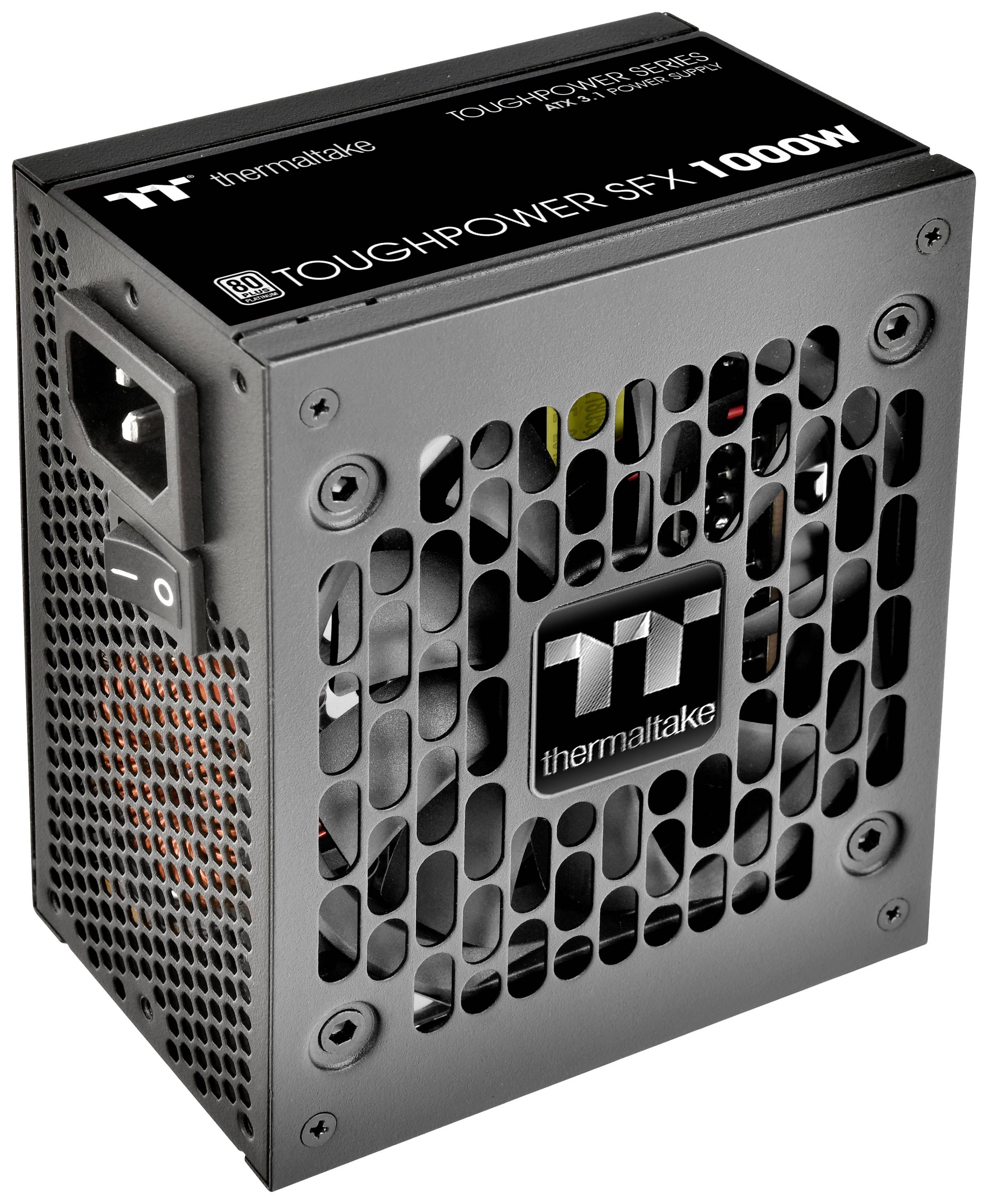 Ein silbernes PC-Netzteil mit der Aufschrift 'Thermaltake TOUGHPOWER SFX 1000W', Lüftergitter auf der Oberseite, benutzt für Computer.