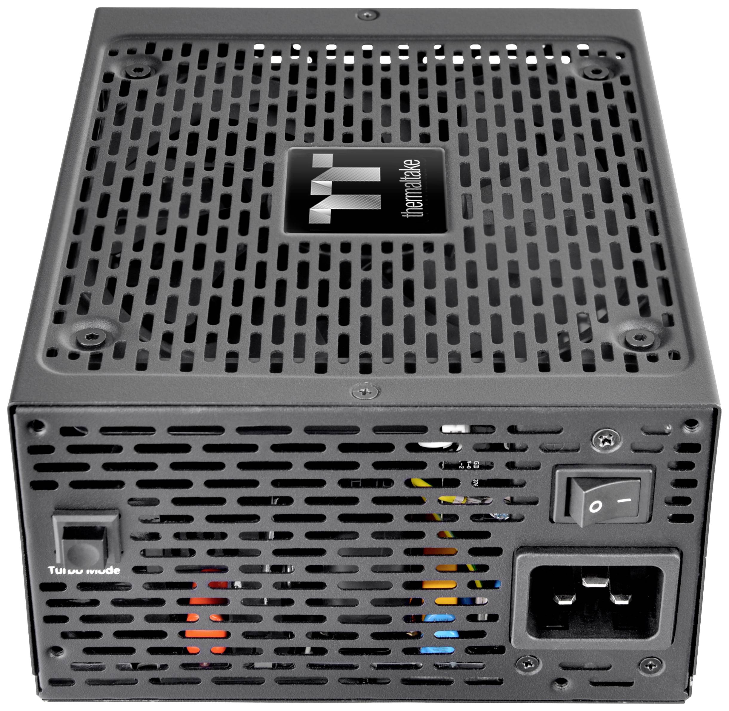 Ein schwarzes Computernetzteil mit Lüftergitter oben und einem Ein-/Ausschalter sowie Stromsteckerbuchse an der Seite.