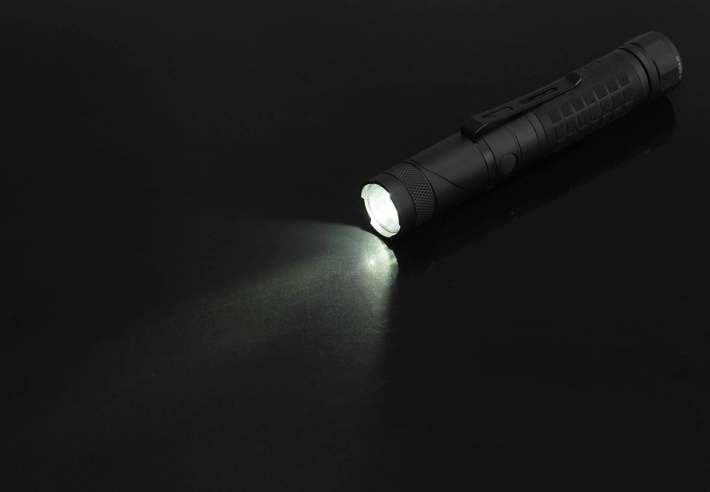 TOOLCRAFT LED Handlampe mit Magnethalterung, verstellbar, mit Gürtelclip, Große Reichweite akkubetrieben 3000lm 4h 238g