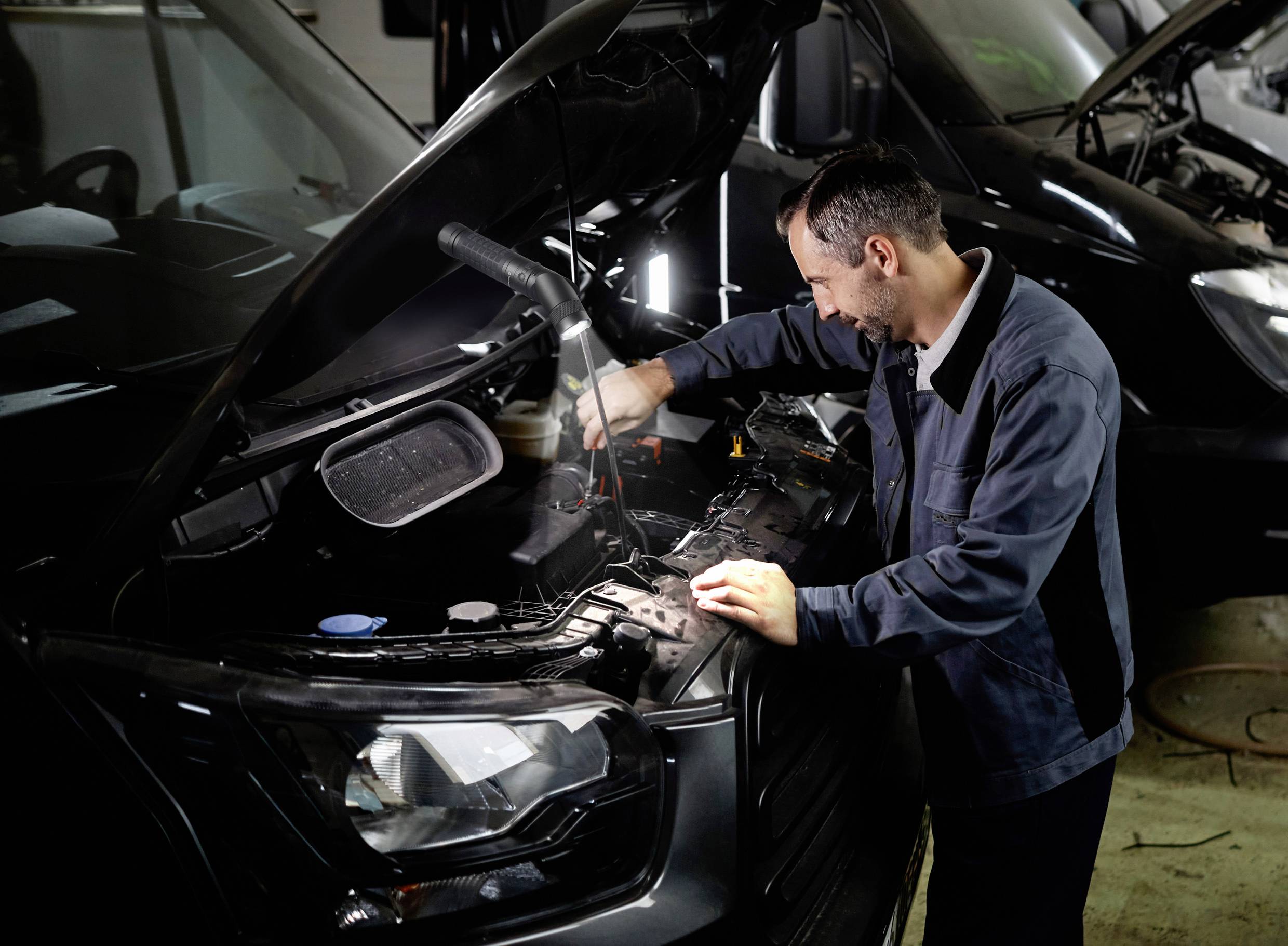 TOOLCRAFT LED Handlampe mit Magnethalterung, verstellbar, mit Gürtelclip, Große Reichweite akkubetrieben 3000lm 4h 238g