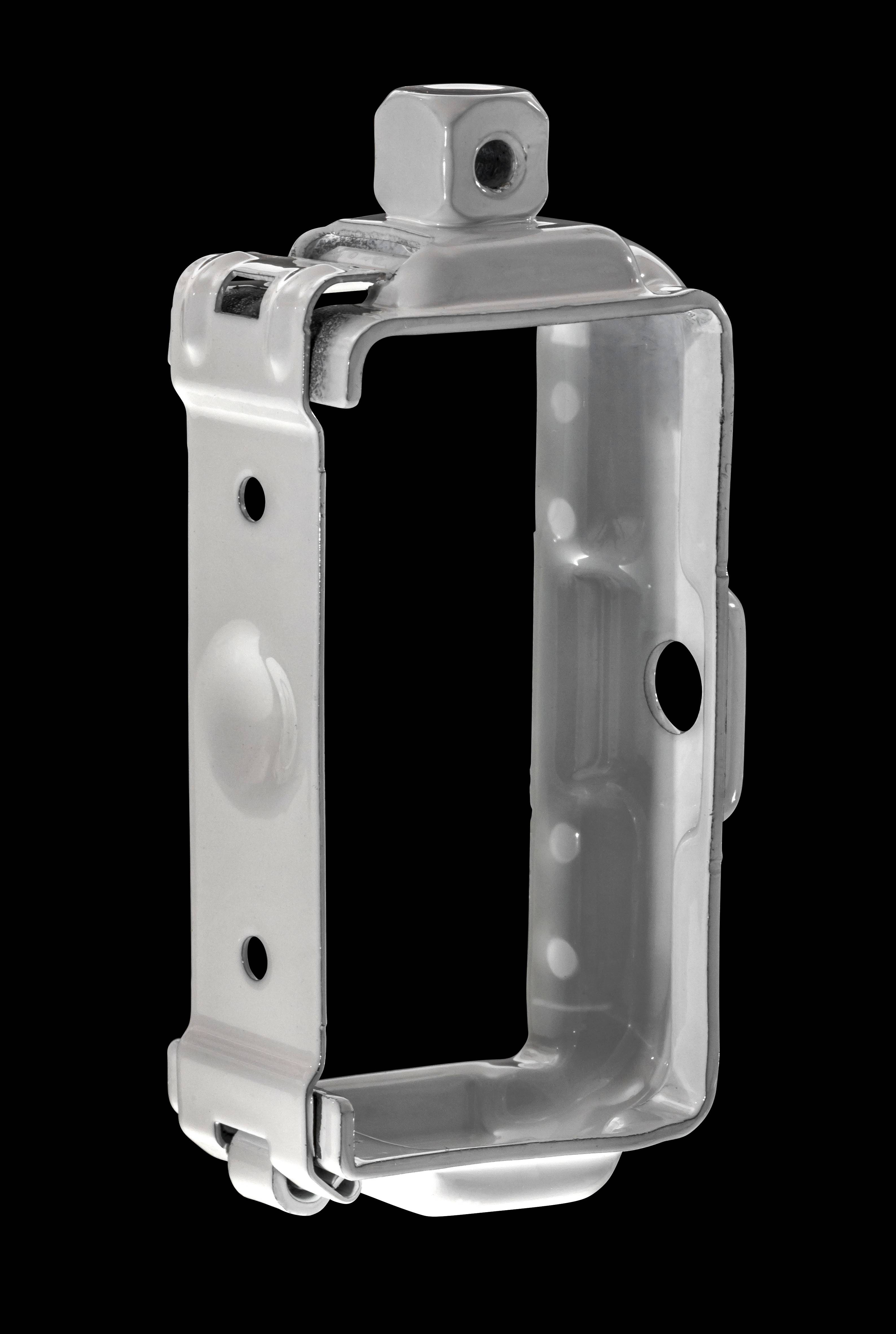 Metallrahmen eines Lichtschalters vor schwarzem Hintergrund. Der Rahmen ist rechteckig und hohl, mit Befestigungslöchern an den Seiten.