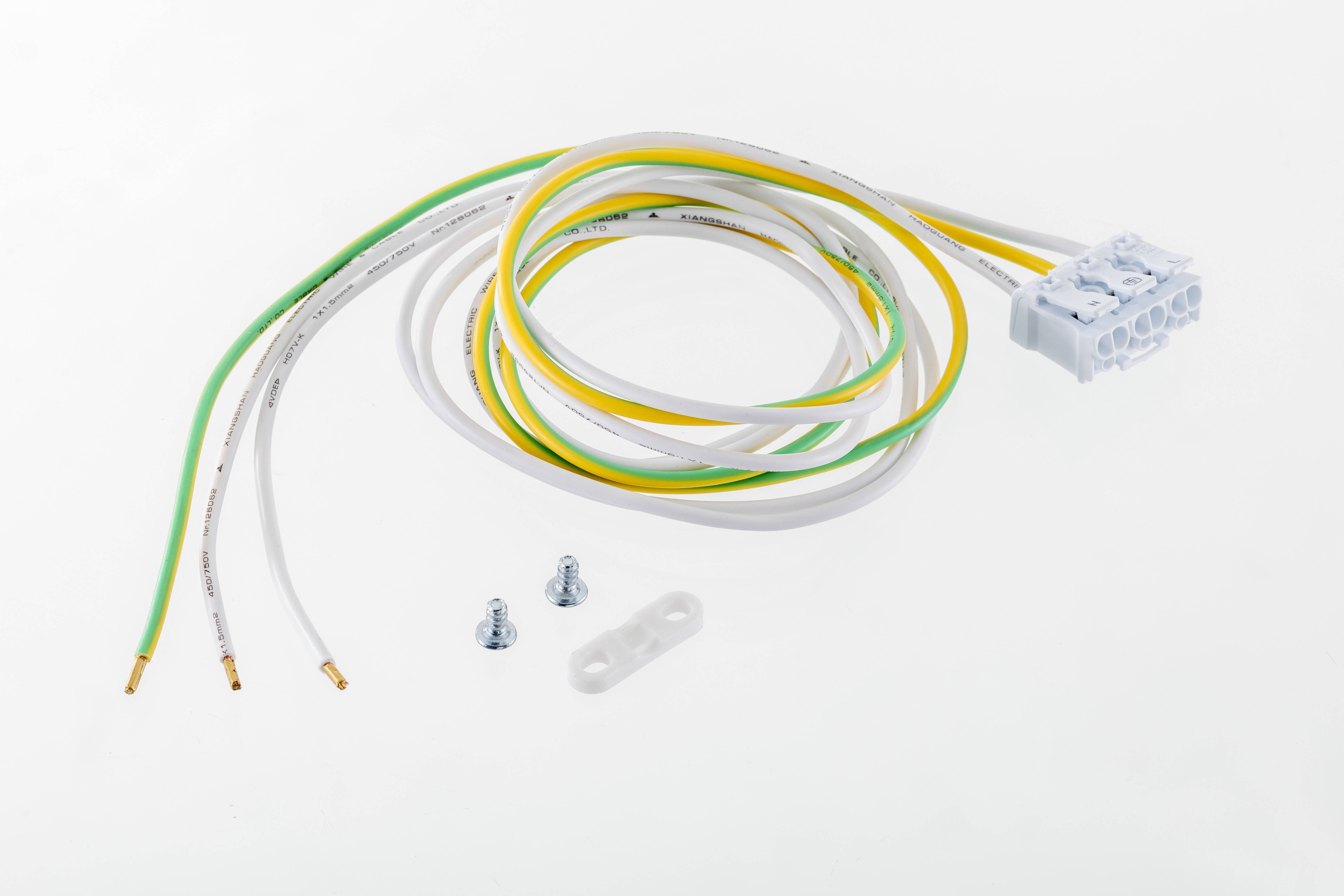 Kabelset mit drei isolierten Drähten in Weiß, Gelb und Grün, einer Anschlussklemme und zwei kleinen Schrauben, auf weißem Hintergrund.