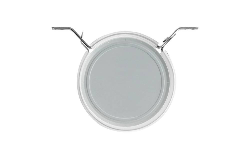 Runder weißer Deckel mit zwei metallenen Klammern an den Seiten, von oben fotografiert.