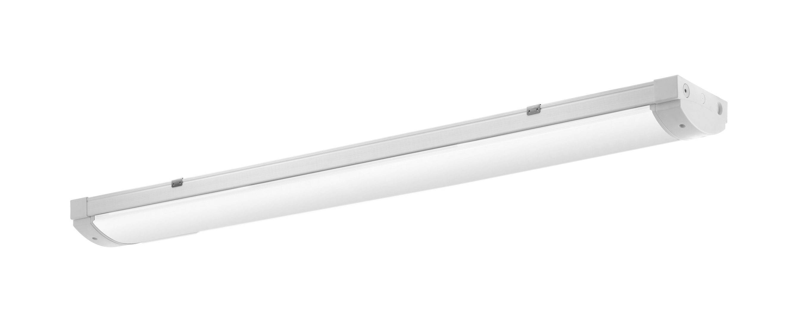 Ein weißer, länglicher LED-Deckenleuchte, montierbar an flachen Oberflächen, für gleichmäßige Raumbeleuchtung in modernen Innenräumen.