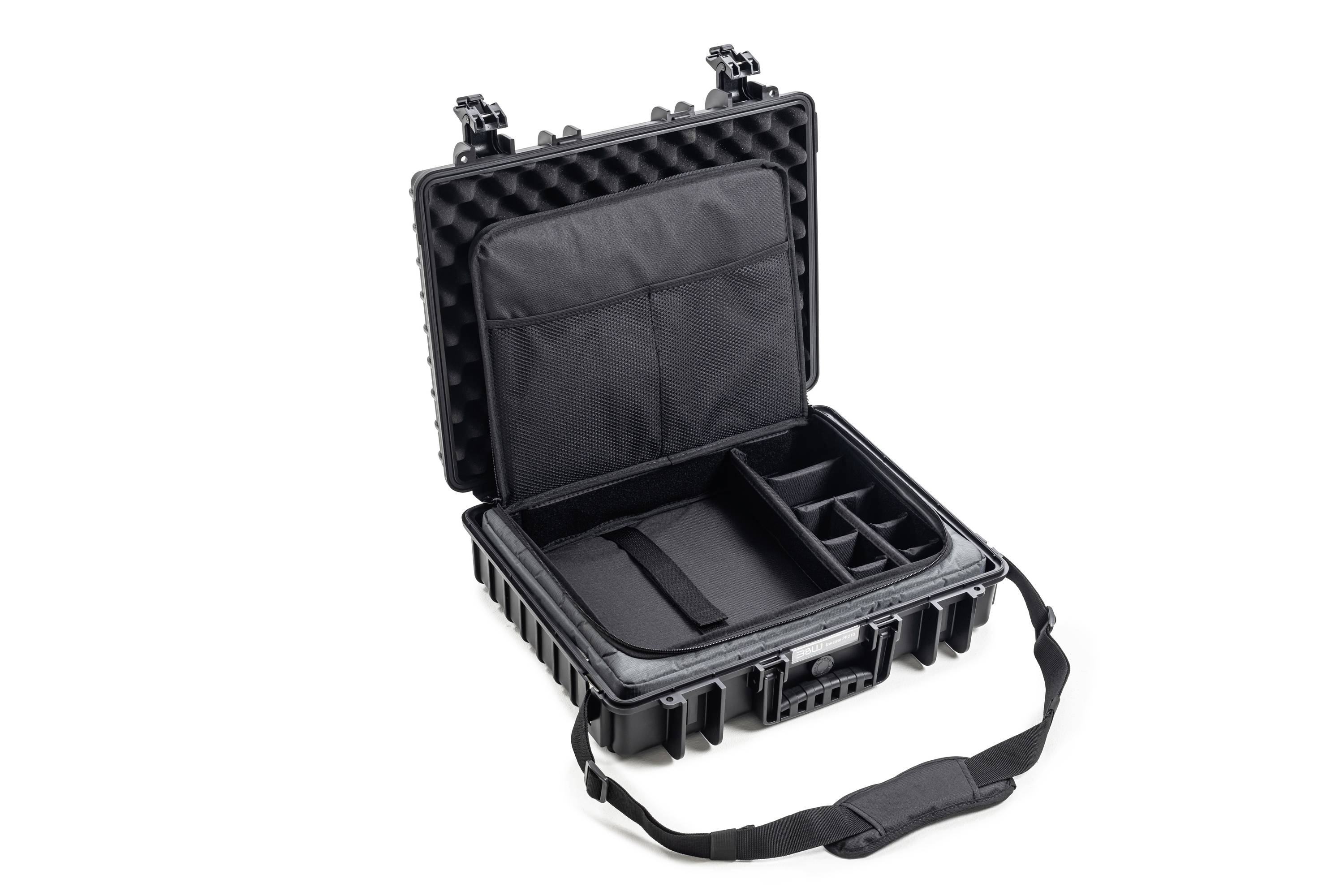 Schwarzer, offener Hartschalenkoffer mit Fächern und Polsterung für sicheren Transport. Schulterriemen angebracht.