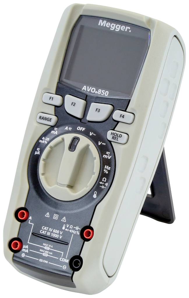 Ein digitales Multimeter auf einem Ständer, das Modell AVO-850 von Megger. Es verfügt über einen großen Bildschirm und diverse Funktionstasten.