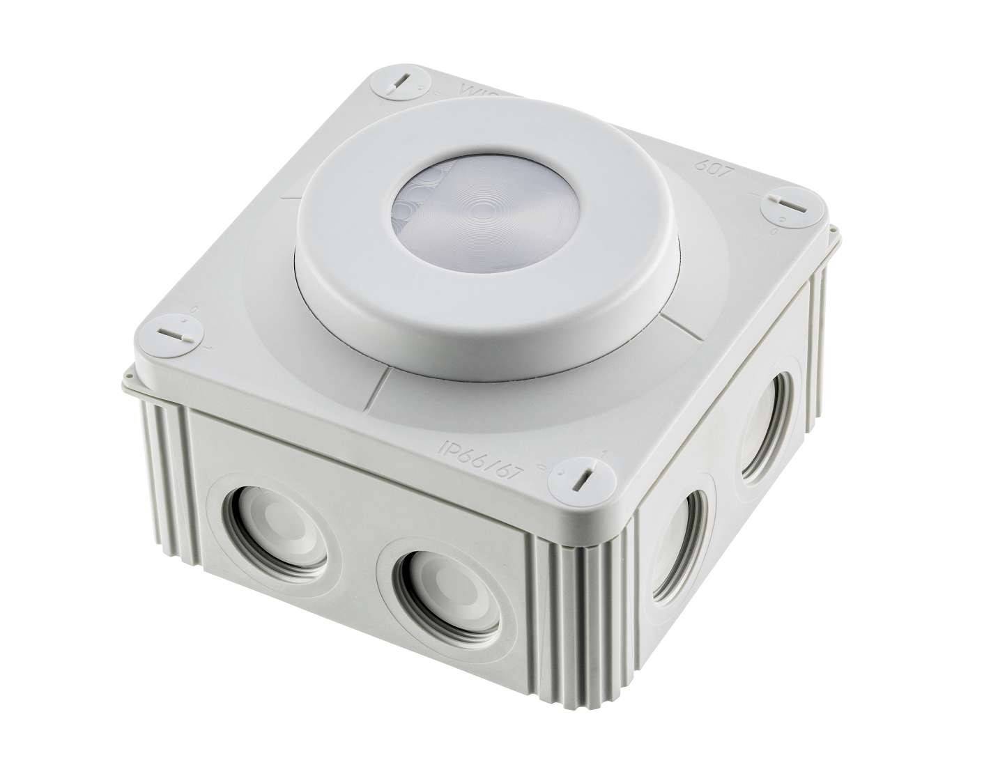 Ein weißer Bewegungssensor in einem quadratischen Gehäuse mit kreisförmigem Erfassungselement oben, für Deckenmontage geeignet.
