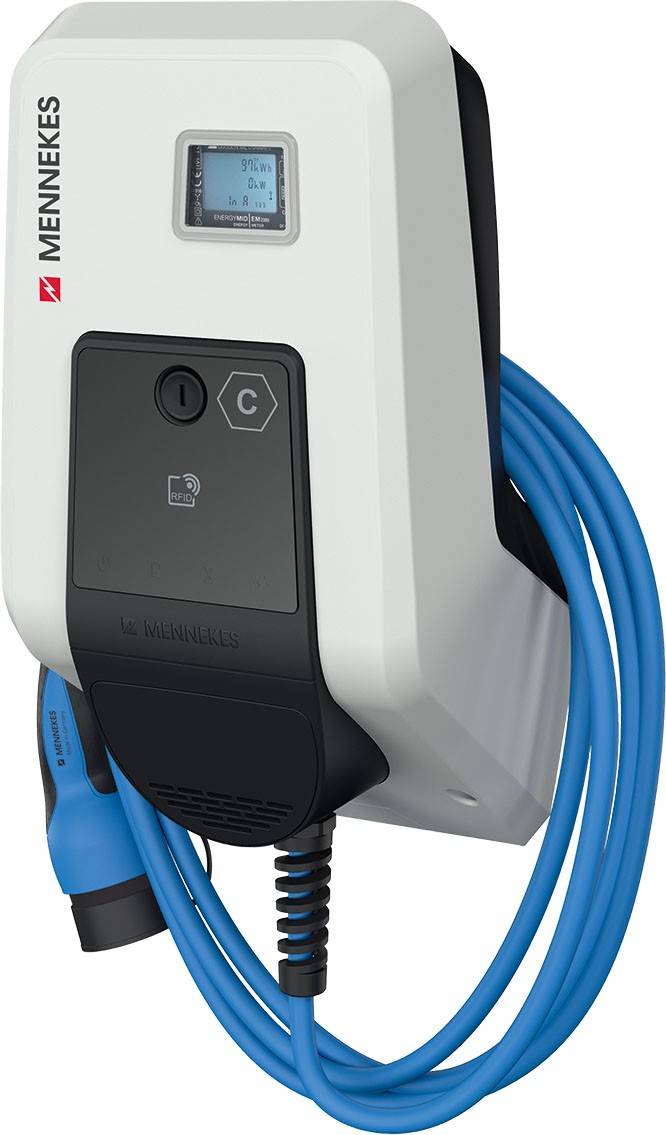 Ladestation für Elektrofahrzeuge mit blauem Kabel und Anzeige, an einer Wand montiert.