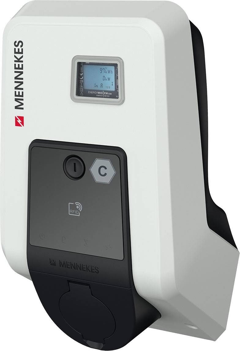 Weiße Elektroauto-Ladestation mit schwarzem Anschluss. Oben ein digitales Display. Markenlogo oben links.