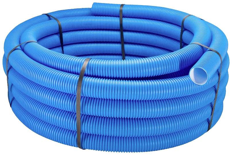 Eine große Rolle blauer Wellrohrschlauch, aufgerollt und mit Bändern gesichert, liegt auf dem Boden.