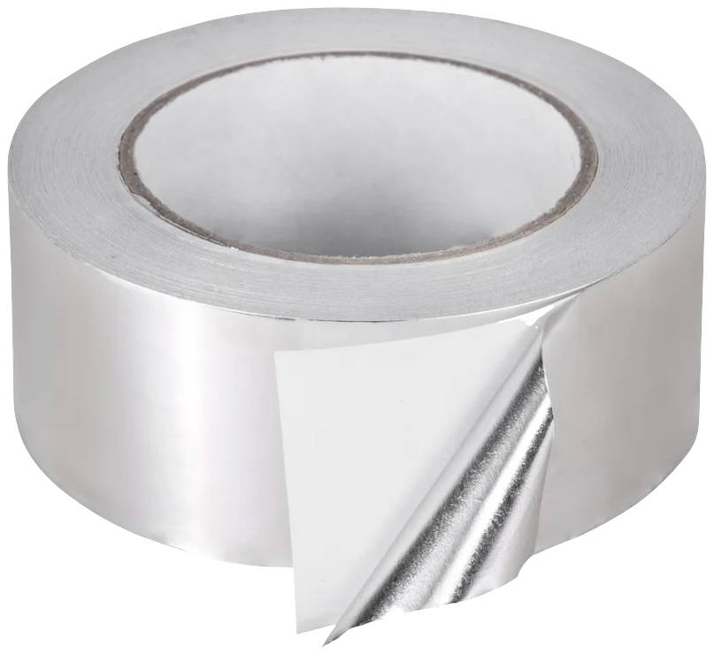 Eine Rolle silbernes Klebeband mit glänzender Oberfläche, teilweise abgezogen, vor einem weißen Hintergrund.