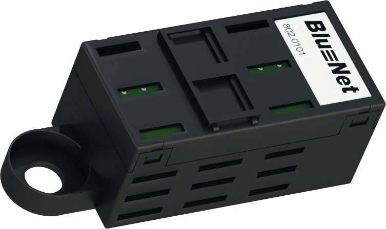 Ein rechteckiges, schwarzes elektronisches Gerät mit der Aufschrift 'BlueNet', zwei Steckerleisten oben und einem Befestigungsloch links.